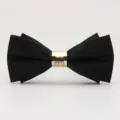 Vue de détail d'un nœud papillon homme rayé noir avec un anneau central en métal doré. - Metallic Happy - noir