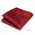 Pañuelo de bolsillo clásico de seda rojo burdeos con lunares blancos para hombre. - Wine Red With White Polka Dots