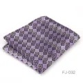 Pañuelo de bolsillo geométrico morado para hombre, elegante accesorio formal de poliéster. - Patrón geométrico