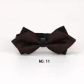 Elegante spitz zulaufende Herrenfliege mit rot-schwarzen Streifen für Hochzeit und formelle Mode. - NO.11