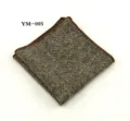 Detailopname van een wollen tweed heren pochet met een bruine rand voor nette pakken. - Bruine Overlock