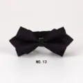 Detaillierte Ansicht der spitzen Fliege für Herren mit violettem gestreiftem Design. - NO.13