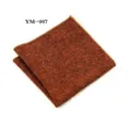 Detailopname van een klassiek bruine tweed pochet voor heren, netjes opgevouwen en getextureerd. - Bruin