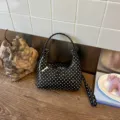 Bolso de charol con lunares blancos y negros, bolso de hombro moderno para mujeres. - Negro