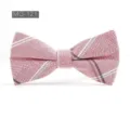 Vue détaillée du nœud papillon en coton à carreaux rouges style britannique, mode homme. - MG-121