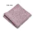 Detailweergave van een paarse wollen tweed pochet met witte gerolde rand voor herenpak. - Paars