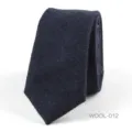 Corbata estrecha de lana para hombre en azul oscuro, ideal para negocios y moda. - Azul marino