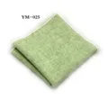 Detailopname van de groene wollen pochet met nette witte handgerolde randafwerking. - Groen