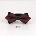 Eleganter spitzer Herren-Fliege mit rot-weißem Karomuster und schwarzem Leder-Mittelsteg. - NO.37