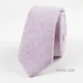 Corbata estrecha de lana chevron morado claro para hombre, variante de corbata slim. - Violeta Claro