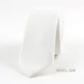 Corbata estrecha de lana blanca para hombre con diseño de espiga, elegante y formal. - Blanco