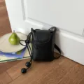 Borsa a tracolla mini nera da donna con coulisse e design elegante con patta. - Nero