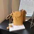 Piccola borsa a tracolla gialla da donna, elegante borsetta per cellulare con perle di legno. - Giallo
