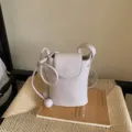 Borsa a secchiello mini a tracolla viola chiaro da donna, elegante variante borsa porta telefono. - Viola
