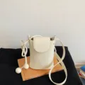 Chic borsa a tracolla beige a secchiello, borsetta mini alla moda con decorazione a sfera laterale. - Bianco
