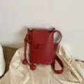 Rote Mini Eimer Umhängetasche für Damen, stilvolle Crossbody Ledertasche mit Kordelzug. - Rot