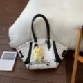 Gran bolso de hombro de lunares, elegante bolso negro y blanco con lindo colgante de conejo. - Con Colgante / Blanco