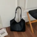 Μαύρη μαλακή δερμάτινη τσάντα ώμου, μινιμαλιστικός σχεδιασμός, μεγάλη καθημερινή τσάντα. - Μαύρο χωρίς Μενταγιόν