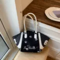 Bolso de mano en blanco y negro con lunares, huellas bonitas y asas blancas muy elegantes. - Sin colgante / Negro