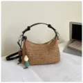 Borsa a mano estiva in paglia intrecciata con manico in pelle nera e ciondolo di perline colorate. - nero con ciondolo