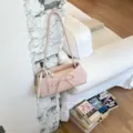 Bolso de hombro baguette rosa para mujer, elegante bolso minimalista de piel sintética con lazo. - Rosa