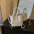 Elegante weiße Leder-Eimer Tasche mit Griff und Schultergurt für den täglichen Weg zur Arbeit. - Ohne Anhänger / Blau