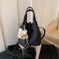 Schwarze Leder-Eimer Tasche mit süßem Plüsch-Schleife Bär Anhänger, elegante Freizeittasche. - Mit Anhänger / Schwarz