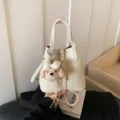 Weißes Leder Eimerbeutel mit süßem Hund Plüsch Anhänger, schicke lässige Umhängetasche Damen - Mit Anhänger / Gebrochenes Weiß