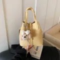 Gelbe Damen Leder Eimer Tasche stylische Umhängetasche Handtasche mit süßem Welpen Plüsch Anhänger - Mit Anhänger / Gelb