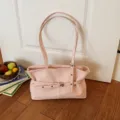 Sac à épaule chic en cuir souple rose pour femme, fourre-tout élégant avec boucle. - Sans pendentif / Rose