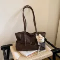 Sac cabas souple marron pour femme, grand sac bandoulière de travail avec charmant chiot. - Avec Pendentif / Marron