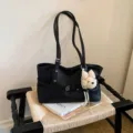 Sac cabas épaule en cuir PU noir pour femme, grand sac fourre-tout tendance avec charm ours. - Avec Pendentif / Noir