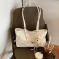 Sac Cabas Souple en Cuir Blanc Crème Minimaliste Sac Bandoulière avec Pendentif Ours Mignon - Avec Pendentif / Blanc Cassé