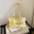 Sac cabas souple minimaliste pour femme, grand sac à épaule décontracté pour usage quotidien. - Avec Pendentif / Jaune