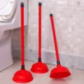 Rode sterke wc ontstopper met lange steel en rubberen zuignap voor effectief badkamergebruik. - Krachtige ontstoppers