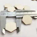 Φυσικές ξύλινες εξαγωνικές φέτες για DIY χειροτεχνίες και οικολογική διακόσμηση λεπτομέρειες. - 100 Τεμ (25mm)