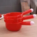 Louche à eau en plastique rouge avec long manche et capuchon blanc, ustensile cuisine. - Rouge