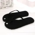 Schwarze Zehentrenner für Damen Sommerschuhe flache lässige Strandsandalen in Detail. - Reines Schwarz