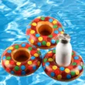 Aufblasbarer Donut-Getränkehalter für Pool-Party, süße gepunktete Getränke-Schwimmhilfe. - Brot-Untersetzer