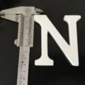 Witte houten letter N ornament voor thuis bruiloft decoratie en fotografie rekwisiet - Witte Letter N