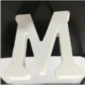 Witte houten letter M ornament voor huisdecoratie, huwelijksfeest en fotorekwisieten. - Witte Letter M