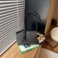 Schwarze Leder Baguette Schultertasche Handtasche fuer Damen mit niedlichem Welpenanhaenger. - Schwarz Mit Anhänger