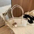 Koreanischer Stil Kontrast Farbe Baguette Schultertasche lässige vielseitige Damentasche - Cremeweiß mit Anhänger