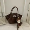 Καφέ σουέτ τσάντα χειρός με πλεκτό αρκουδάκι, ρετρό κομψή τσάντα για γυναίκες. - Με Μενταγιόν / Καφέ
