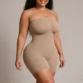 Détail de vêtement gainant nude sans bretelles et sans couture, silhouette lisse. - Chair