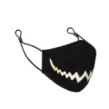 Schwarze Baumwoll-Staubmaske mit verstellbaren Ohrschlaufen und coolen Zickzack-Design. - M / 63002 (Siebdruck)