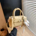 Borsa a mano Boston gialla in pelle con ciondolo orsetto, elegante borsa a tracolla donna. - con portachiavi / Giallo