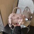Borsa Boston rosa in pelle con motivo litchi e grazioso ciondolo cucciolo di peluche da donna. - con portachiavi / Rosa