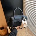 Borsa Boston nera in ecopelle per donna, borsa a tracolla stile bowling con ciondolo cagnolino. - con portachiavi / Nero