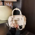 Borsa a mano boston in pelle martellata bianco sporco con ciondolo orsetto donna. - con portachiavi / Bianco avorio